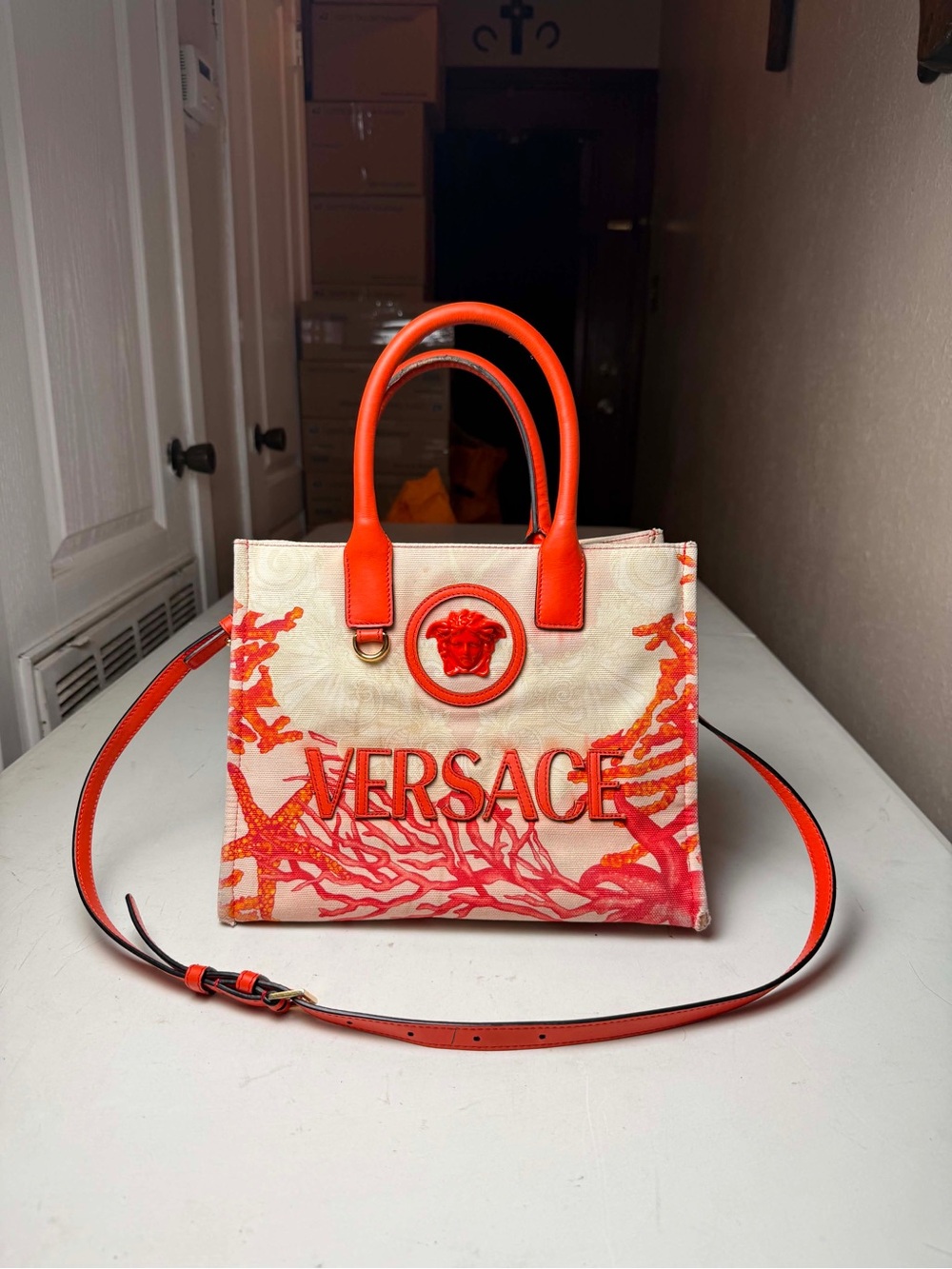Versace La Medusa Small Barocco
Sea Tote Bag Leather Pink Red
Multicolor